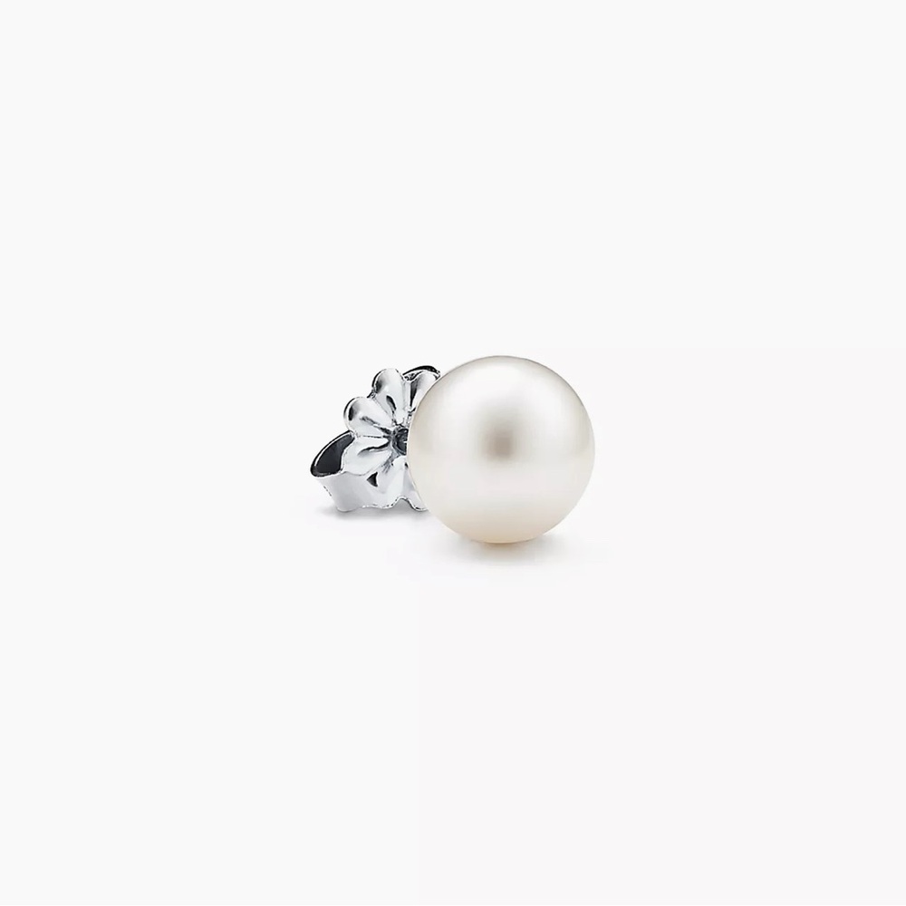 Tiffany & Co Elegant Silver Pearl Stud Earrings Authentic EUC